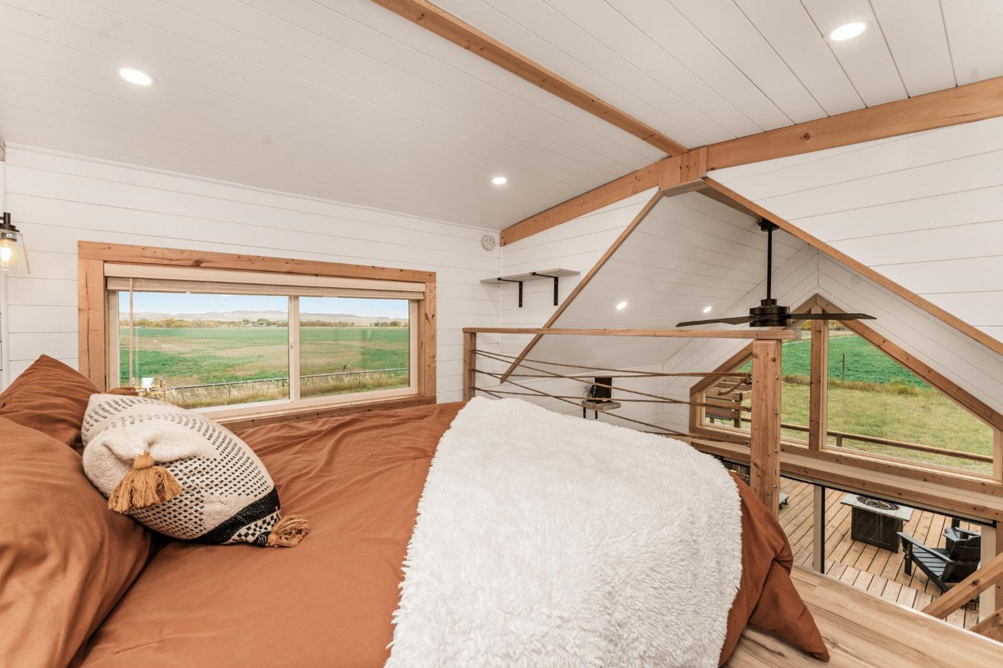 Modern Tiny Cabin, With Hot Tub In Choteau Mt Eksteriør billede