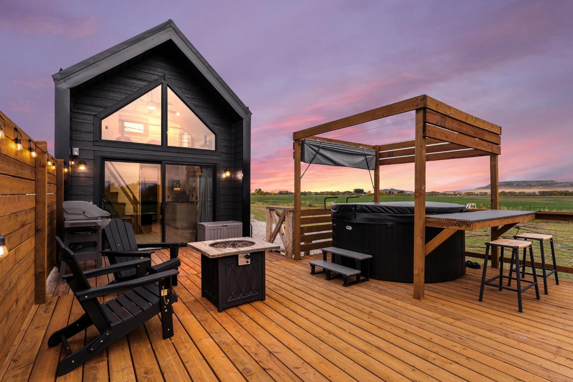 Modern Tiny Cabin, With Hot Tub In Choteau Mt Eksteriør billede