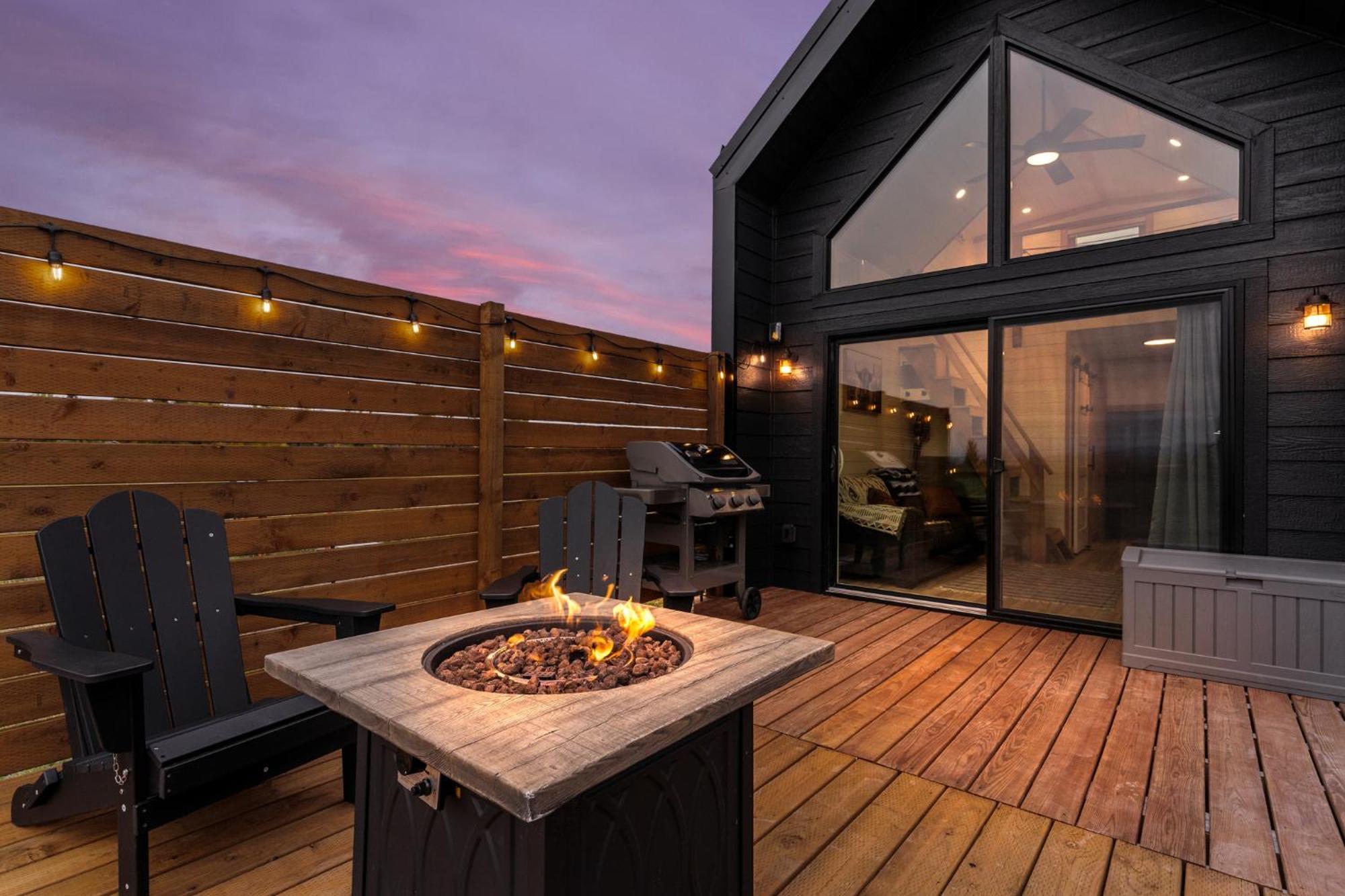 Modern Tiny Cabin, With Hot Tub In Choteau Mt Eksteriør billede