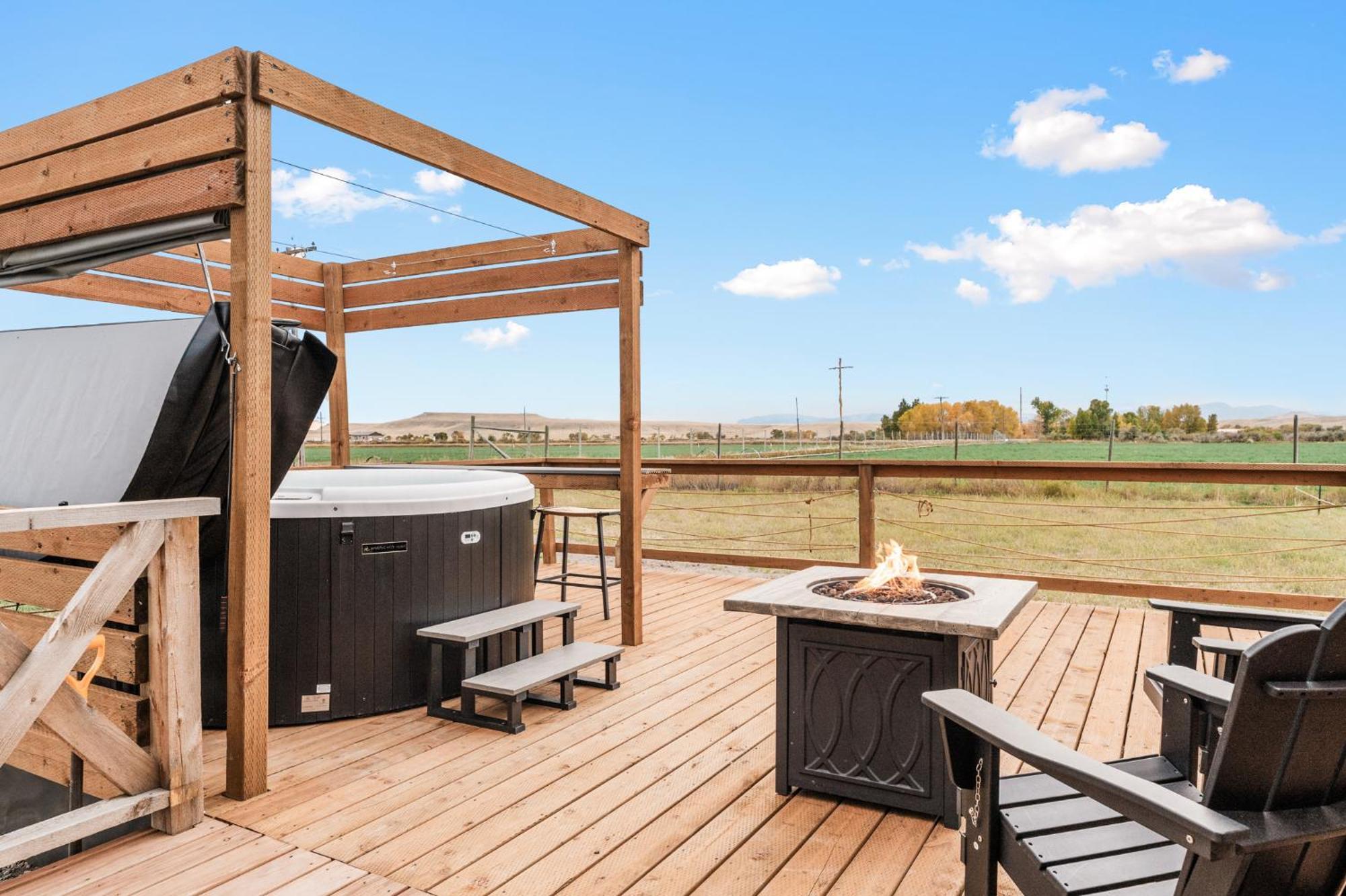 Modern Tiny Cabin, With Hot Tub In Choteau Mt Eksteriør billede