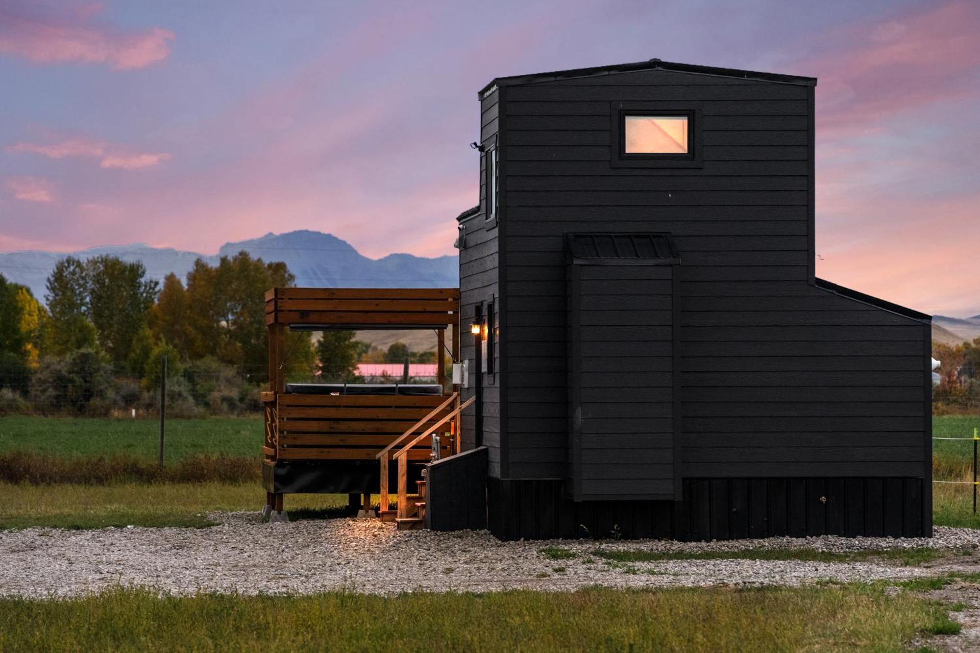 Modern Tiny Cabin, With Hot Tub In Choteau Mt Eksteriør billede