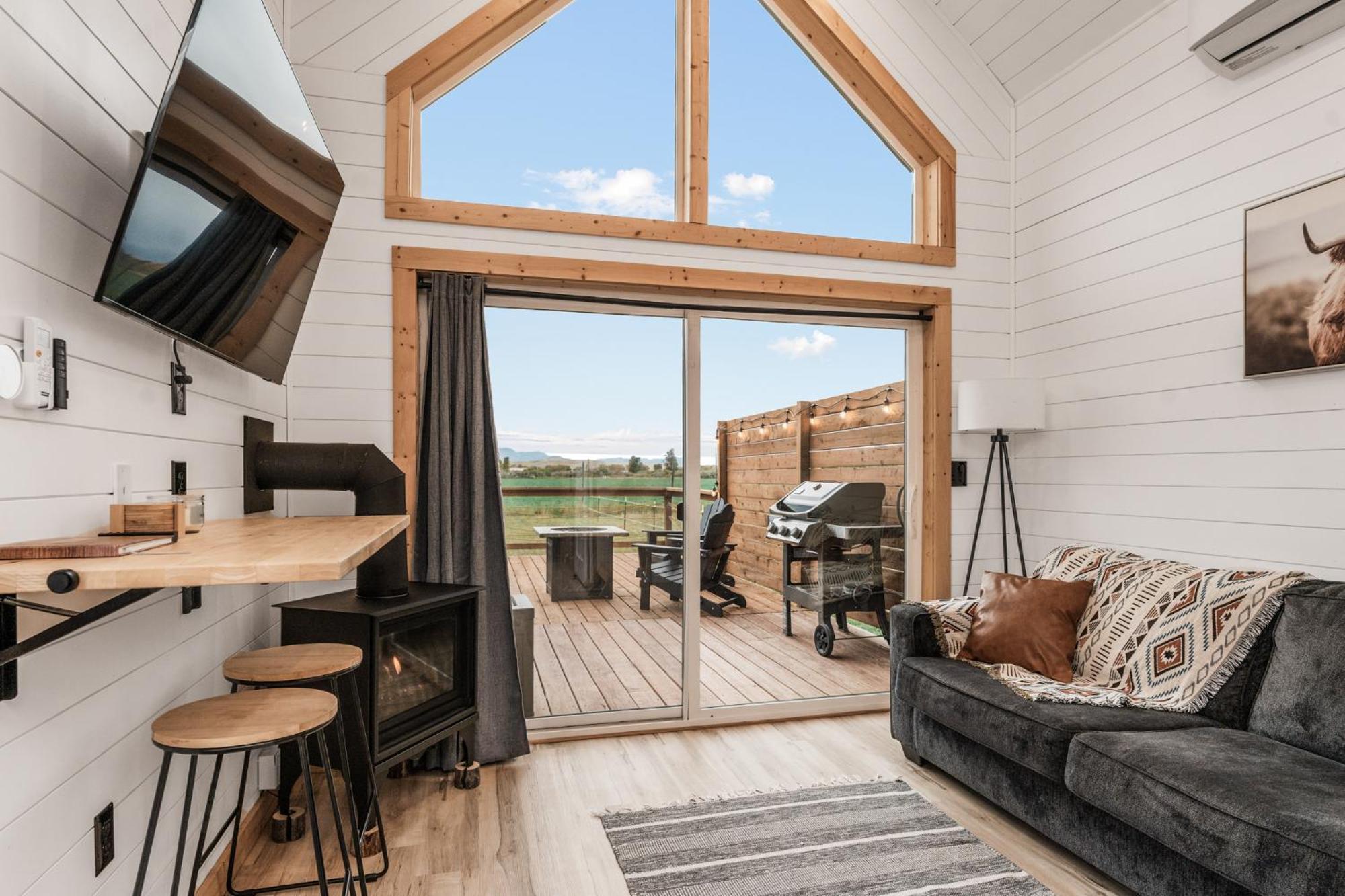 Modern Tiny Cabin, With Hot Tub In Choteau Mt Eksteriør billede