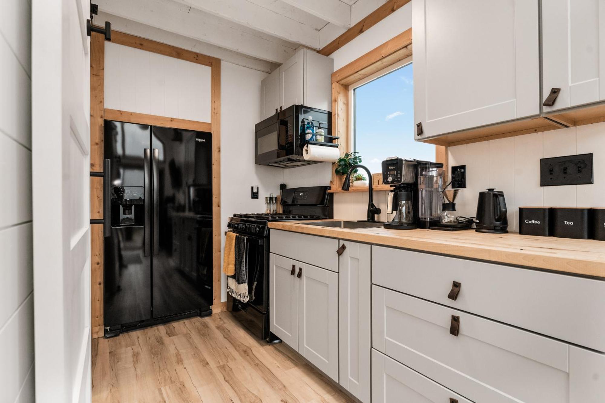 Modern Tiny Cabin, With Hot Tub In Choteau Mt Eksteriør billede